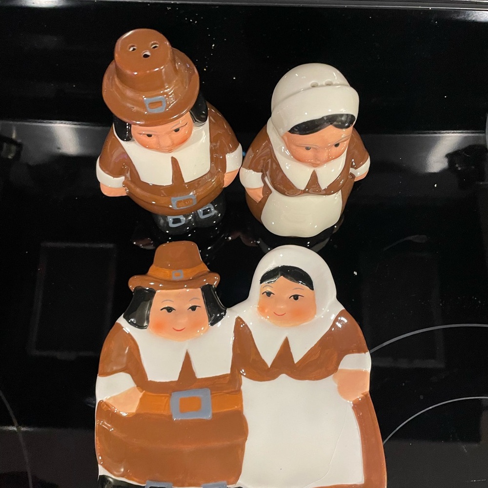 Vtg! 2014 Publix The Pilgrim Pair Salt & Pepper shaker and spoon rest rest